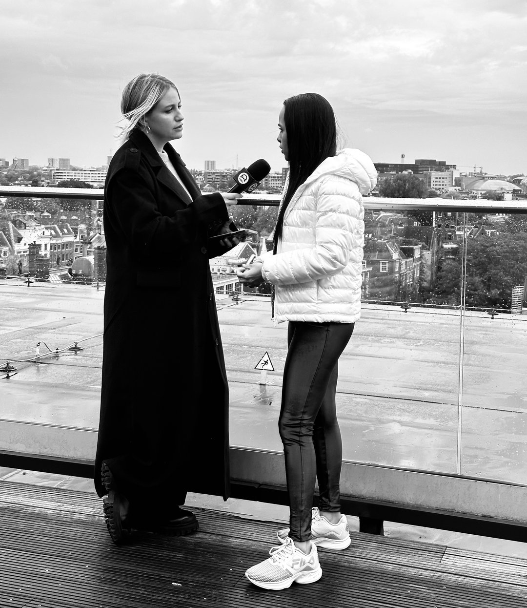 Maya Fourteen entrevistada por Laureline Teste, de Clubbing TV, en una terraza