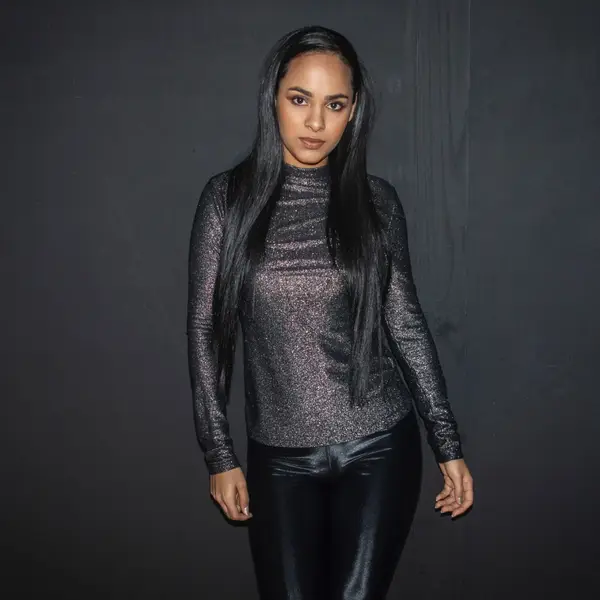 Maya Fourteen, retrato de estudio