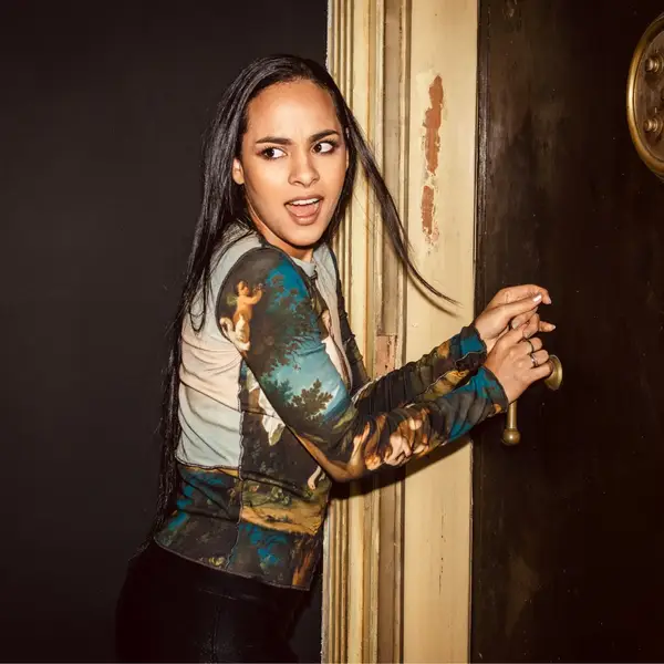 Maya Fourteen, retrato de moda en una puerta