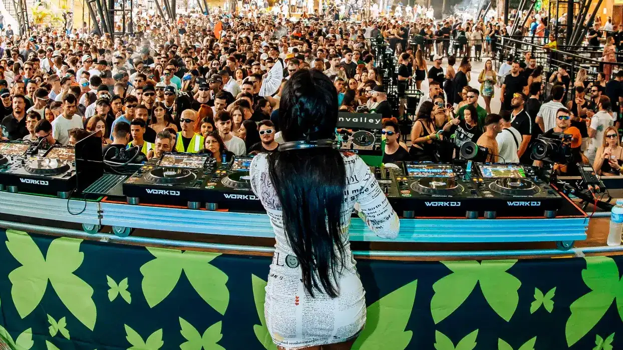 Maya Fourteen se apresentando na Greenvalley, Brasil